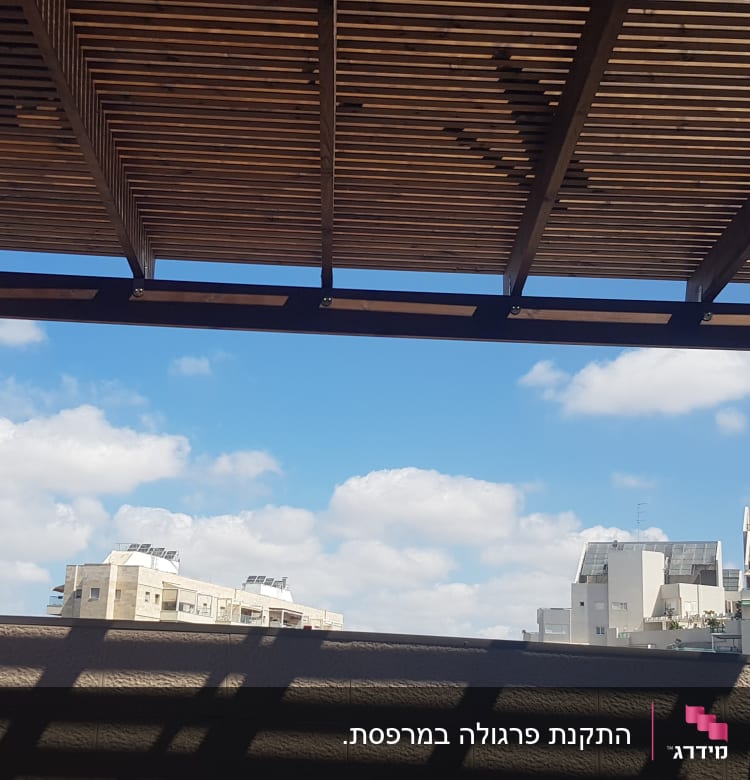 פרגולה מעץ עם סולם ובקבוק מים